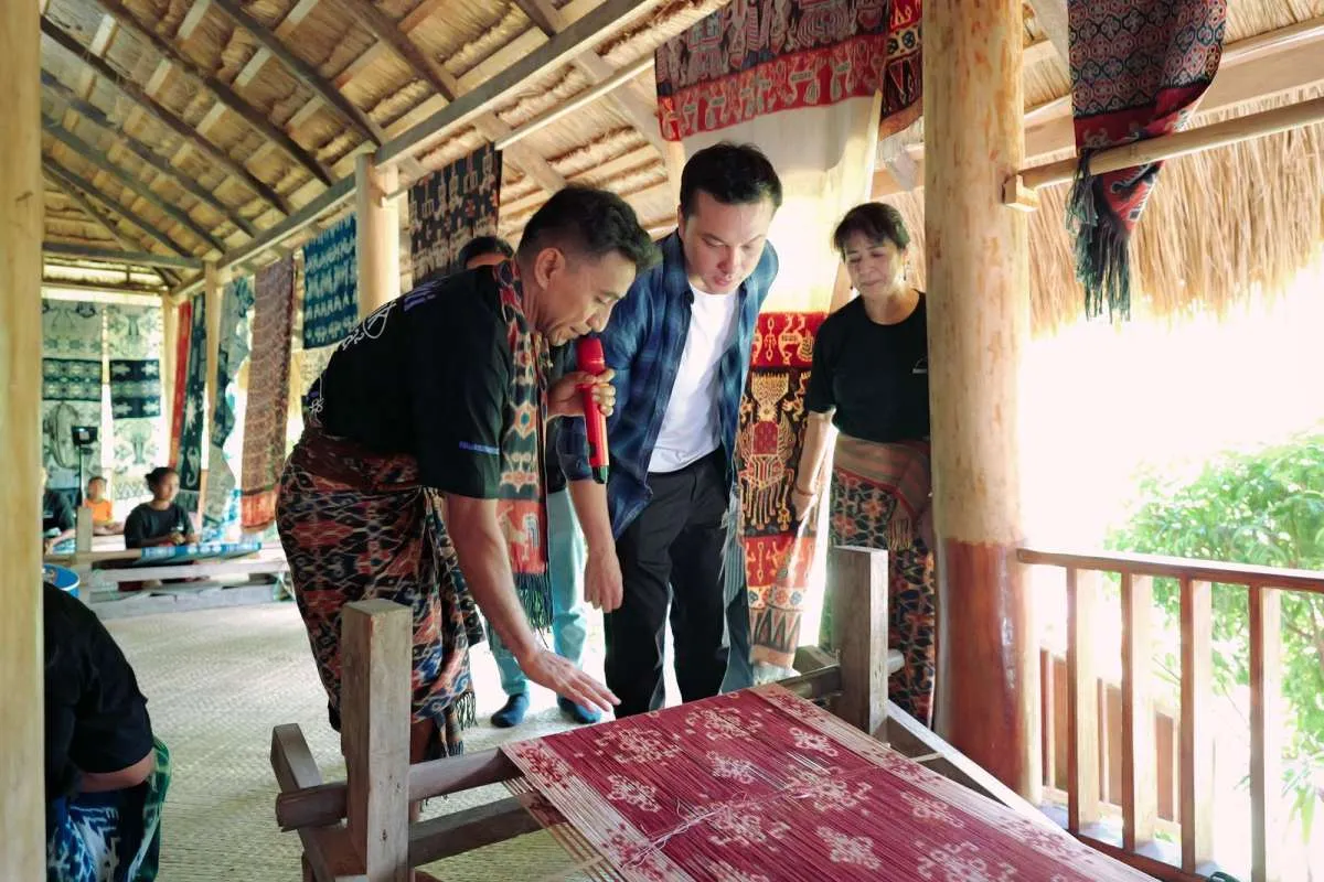 Bakti BCA bersama Nicholas Saputra Dampingi Penenun Sumba Hadirkan Wastra Warna Alam