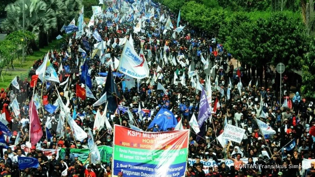 Buruh demo lagi, jalan MH Thamrin macet total