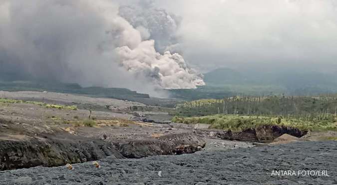 Gunung Semeru Erupsi 4 Desember 2022, Ribuan Warga Mengungsi, Status Naik Jadi Awas