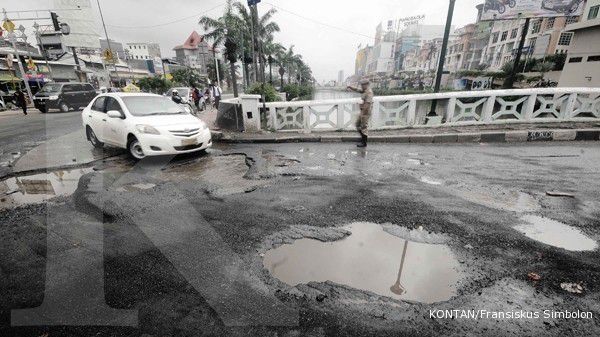 Hati-hati! Jalan rusak tersebar di Jakarta