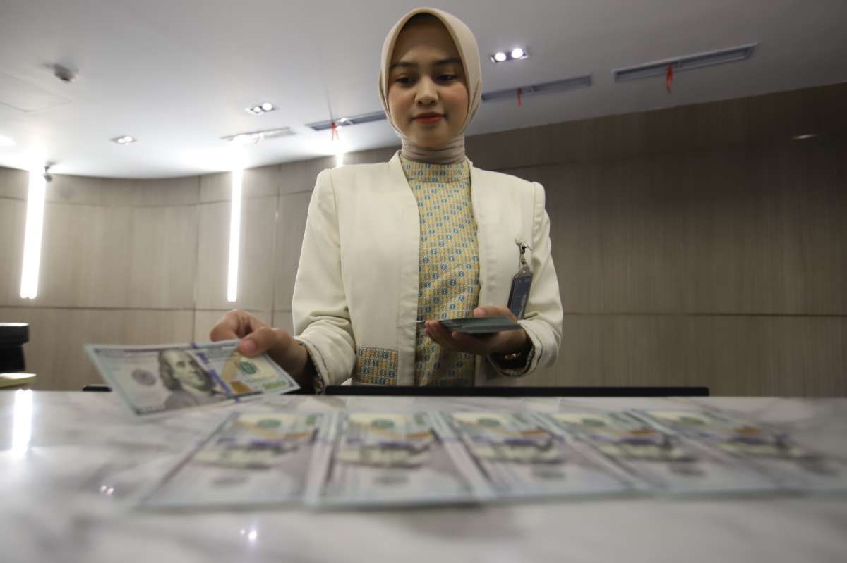 Mencermati Risiko Kredit Valas Kala Rupiah Semakin Loyo