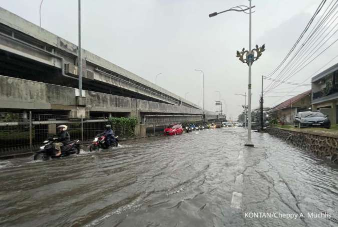Pengendara antre menerobos genangan air di Jakarta