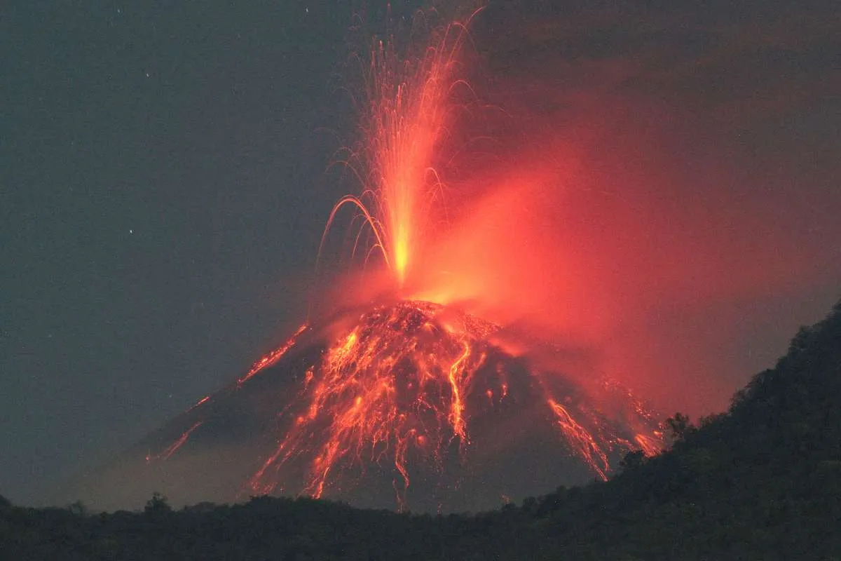 Gunung Lewotobi Kembali Meletus Malam Ini, Selasa (8/7)