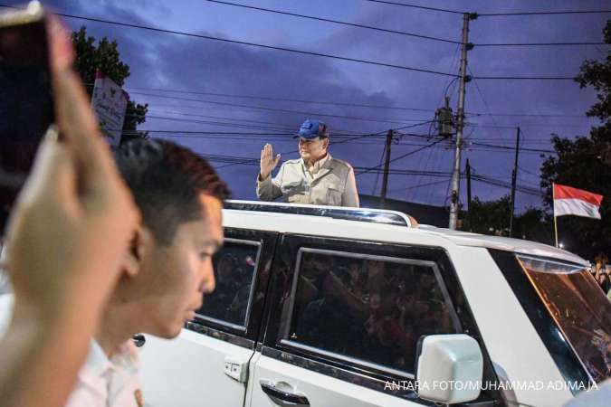 Prabowo Tunggangi Maung Garuda Menuju Akmil Magelang, Masyarakat Menyambut Meriah