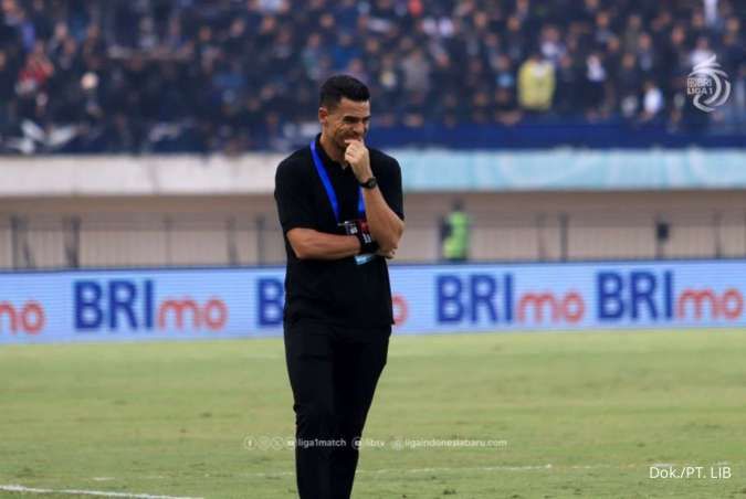 Kalah dari Persib, Carlos Pena Salahkan Kartu Merah