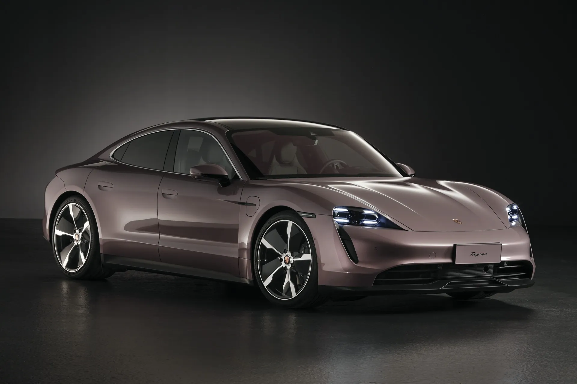 Mengenal Taycan, mobil listrik besutan Porsche yang debut di China