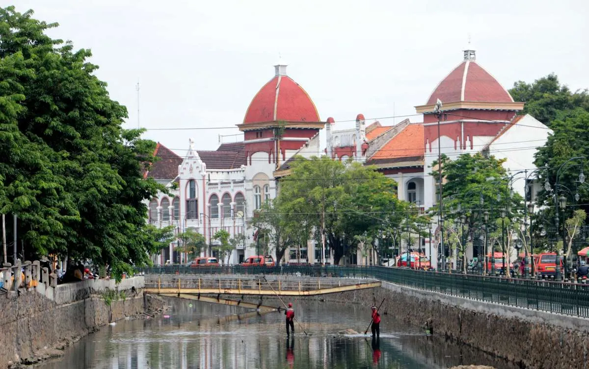 Cuaca besok di Jawa dan Bali: Semarang hujan ringan dan Surabaya hujan sedang