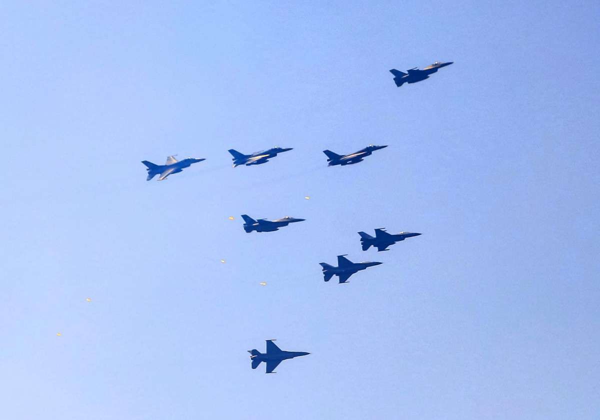 Pertunjukan Udara Jet Tempur TNI AU Meriahkan Peringatan HUT RI