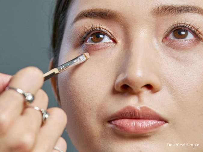 5 Cara Menyamarkan Mata Bengkak dengan Makeup, Cukup Mudah!