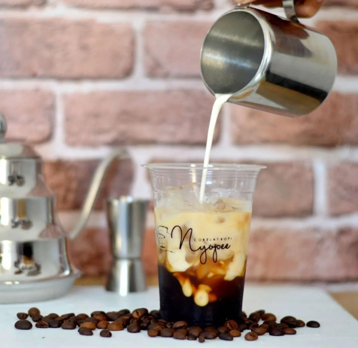 Meneguk kembali kesegaran fulus dari kopi kekinian