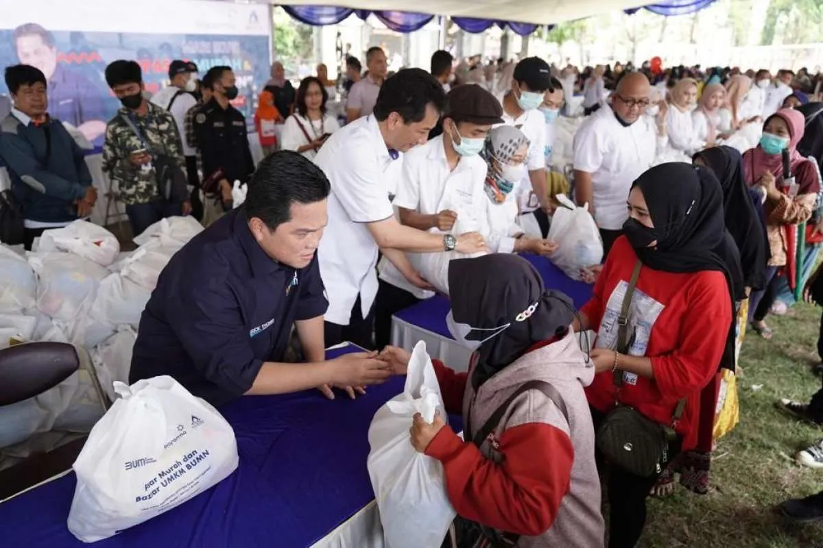 ID Food Bagikan 5.000 Paket Sembako Melalui Pasar Murah BUMN di Purwakarta