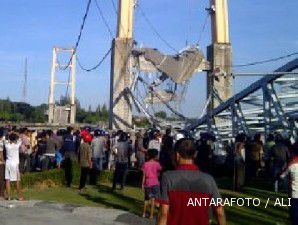 Lambat, pengusutan ambruknya jembatan