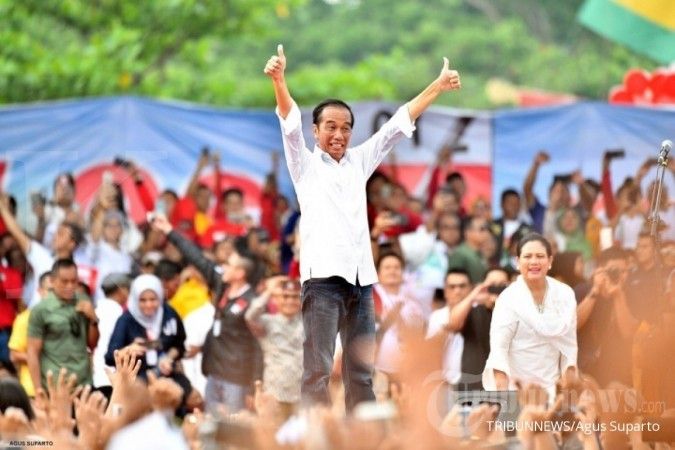 Jokowi menemui ribuan pendukungnya di Purwokerto menggunakan jip 