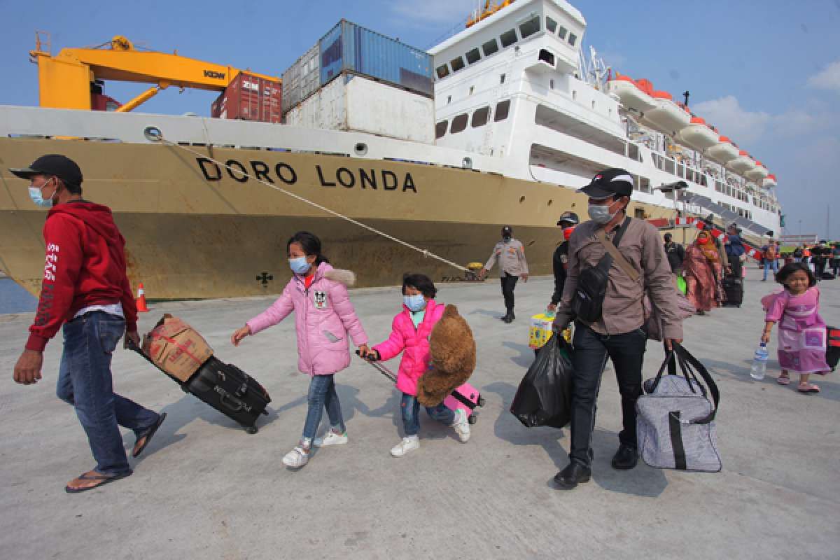 Indonesia's Annual Holiday Exodus to Go Ahead This Year as COVID Cases Ease