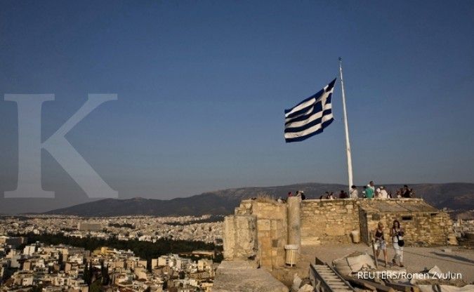 Greece formally opens to tourists