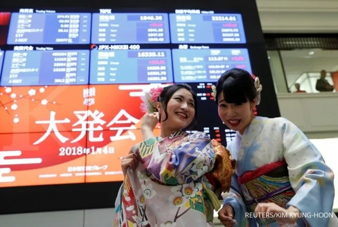 Asia shares extend bull run, dollar crawls off lows