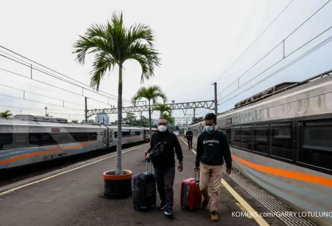 Kedatangan Penumpang KA Jarak Jauh di Jakarta