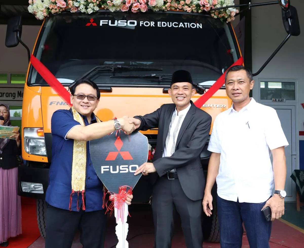 KTB Donasikan 1 Unit Truk FUSO FighterX Euro4 bagi SMK Muhammadiyah Tumijajar Lampung