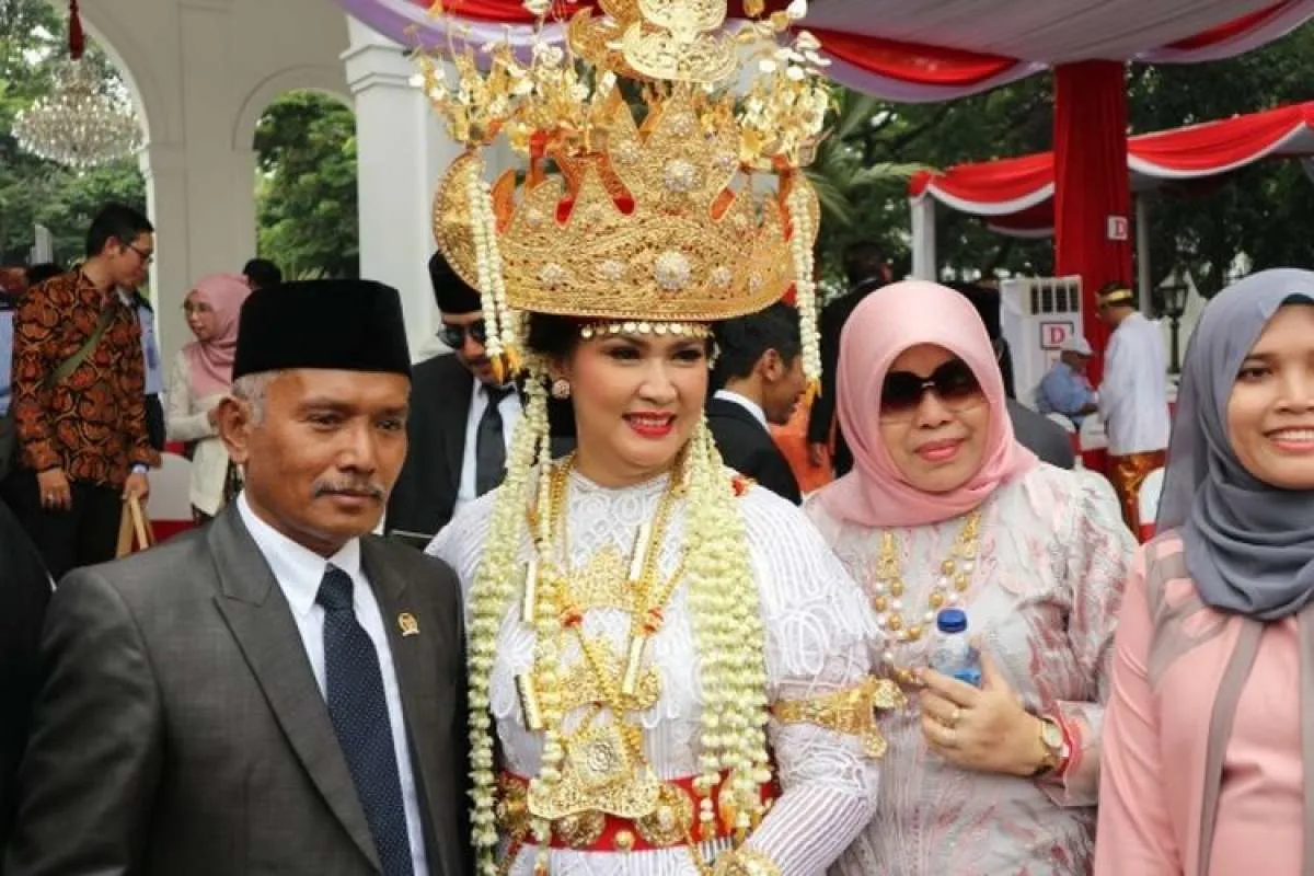 Dandan 3,5 jam, istri Menhan dapat hadiah sepeda dari Jokowi