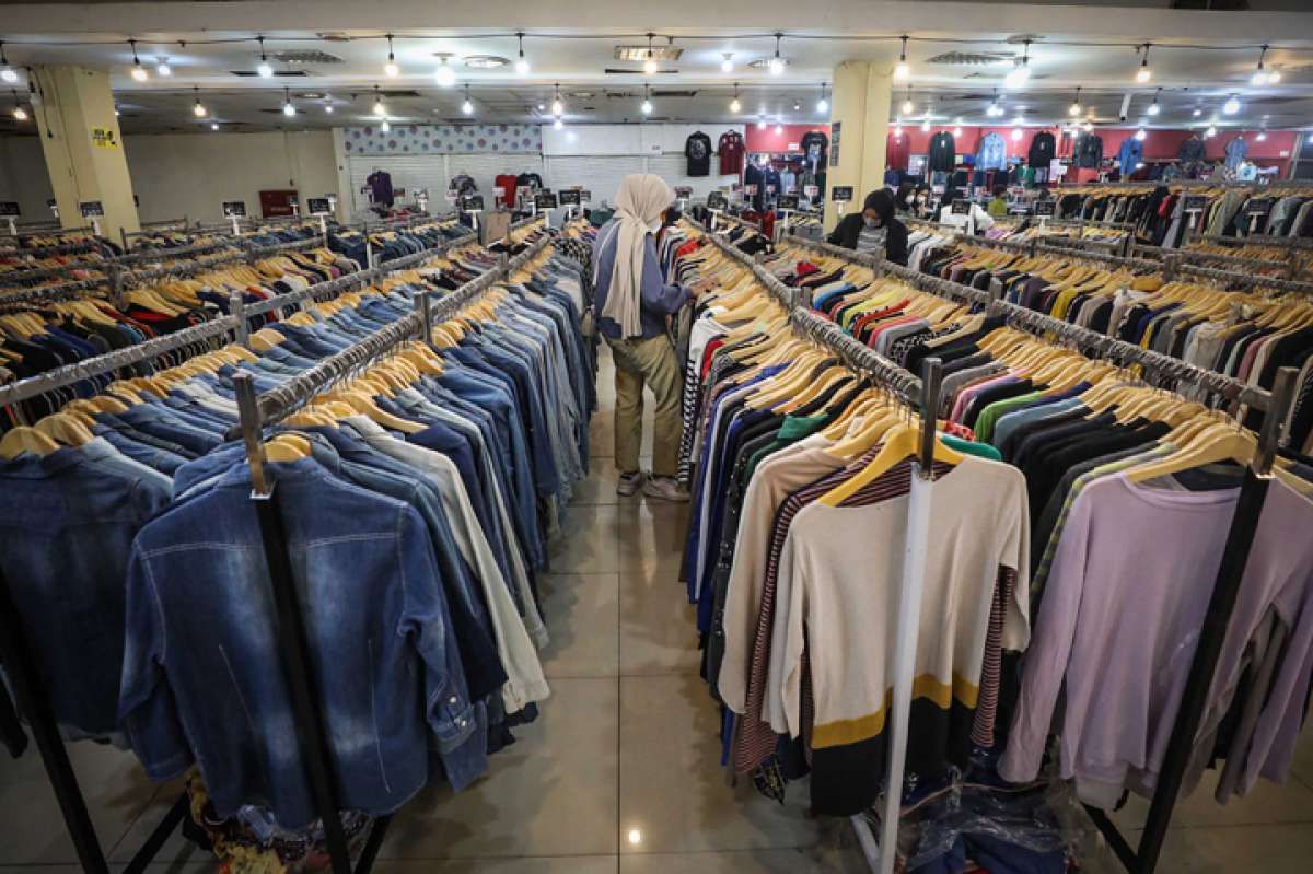 Penjualan Pakain Bekas Impor Masih Eksis