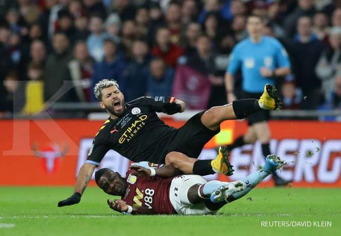 Pemain Aston Villas Marvelous Nakamba dan Pemain Manchester Citys Sergio Aguero REUTERS/David Klei