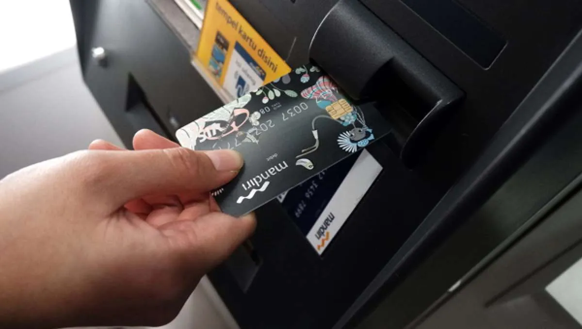 Jangan sampai diblokir! Ini jadwal pemblokiran kartu ATM lama Mandiri, BNI, dan BCA