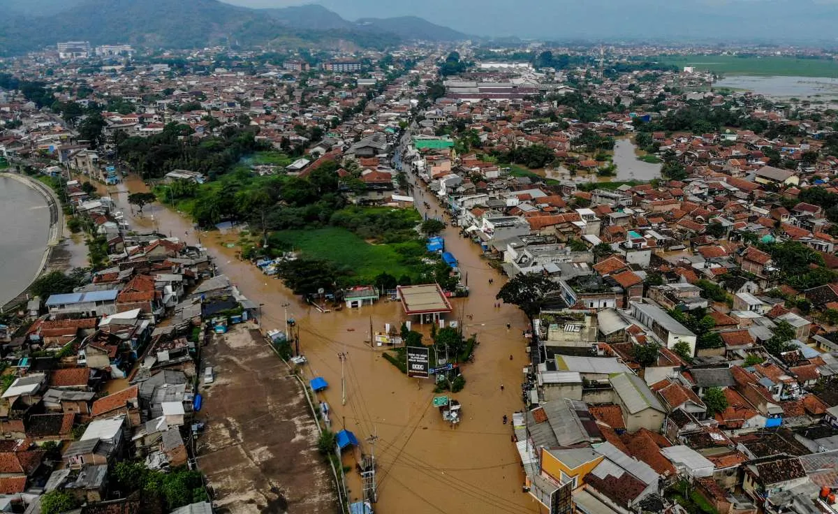 Peringatan Dini Cuaca Besok (1/6) Hujan Lebat, Status Siaga Bencana di Provinsi Ini