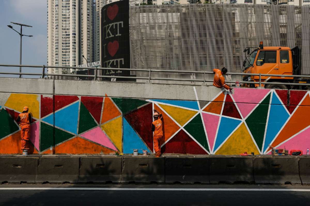 Mewanai tembok jalan tol