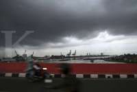 Peringatan Dini BMKG Cuaca Besok (17/10) Hujan Lebat Guyur Banyak Provinsi