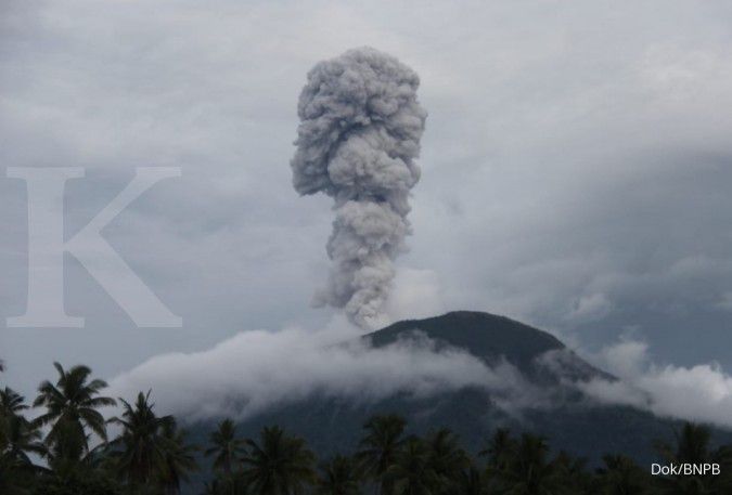 Gunung Ibu di Maluku Utara meletus, status tetap waspada