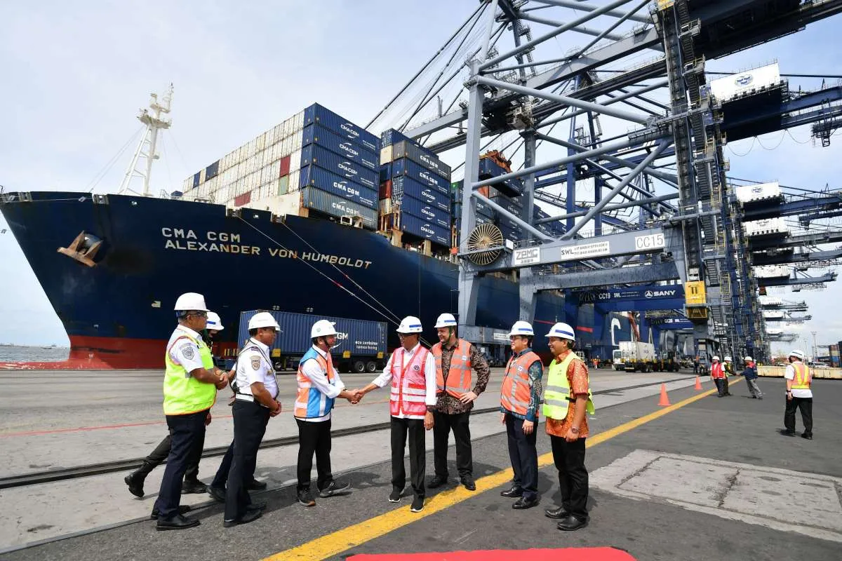 Terbesar di Indonesia, CMA CGM Alexander Von Humboldt Sandar di JICT 