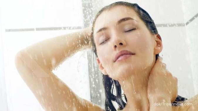Suka Mandi Air Panas? Ini 5 Efek Negatif Mandi Air Panas untuk Kulit dan Rambut