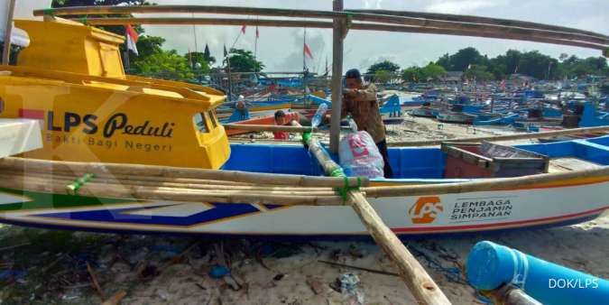 LPS Serahkan Bantuan Perahu Untuk Nelayan di Sukabumi