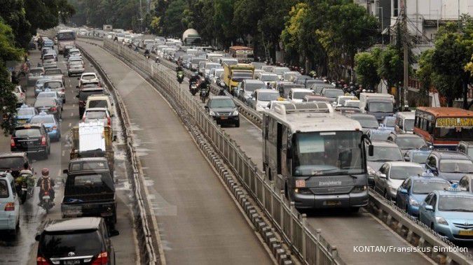 Ada Demo di Depan Gedung DPR, Arus Kendaraan Dialihkan ke Jalur Bus Transjakarta