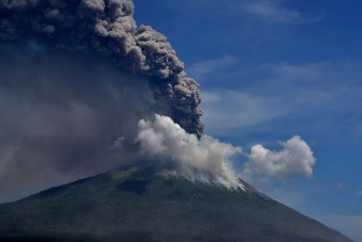 ​Mengenal Gunung Ile Ape di NTT yang meletus 