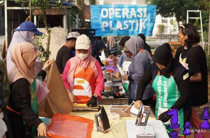 Menyulap Sampah Plastik Menjadi Pro duk Estetik Bernilai Jual