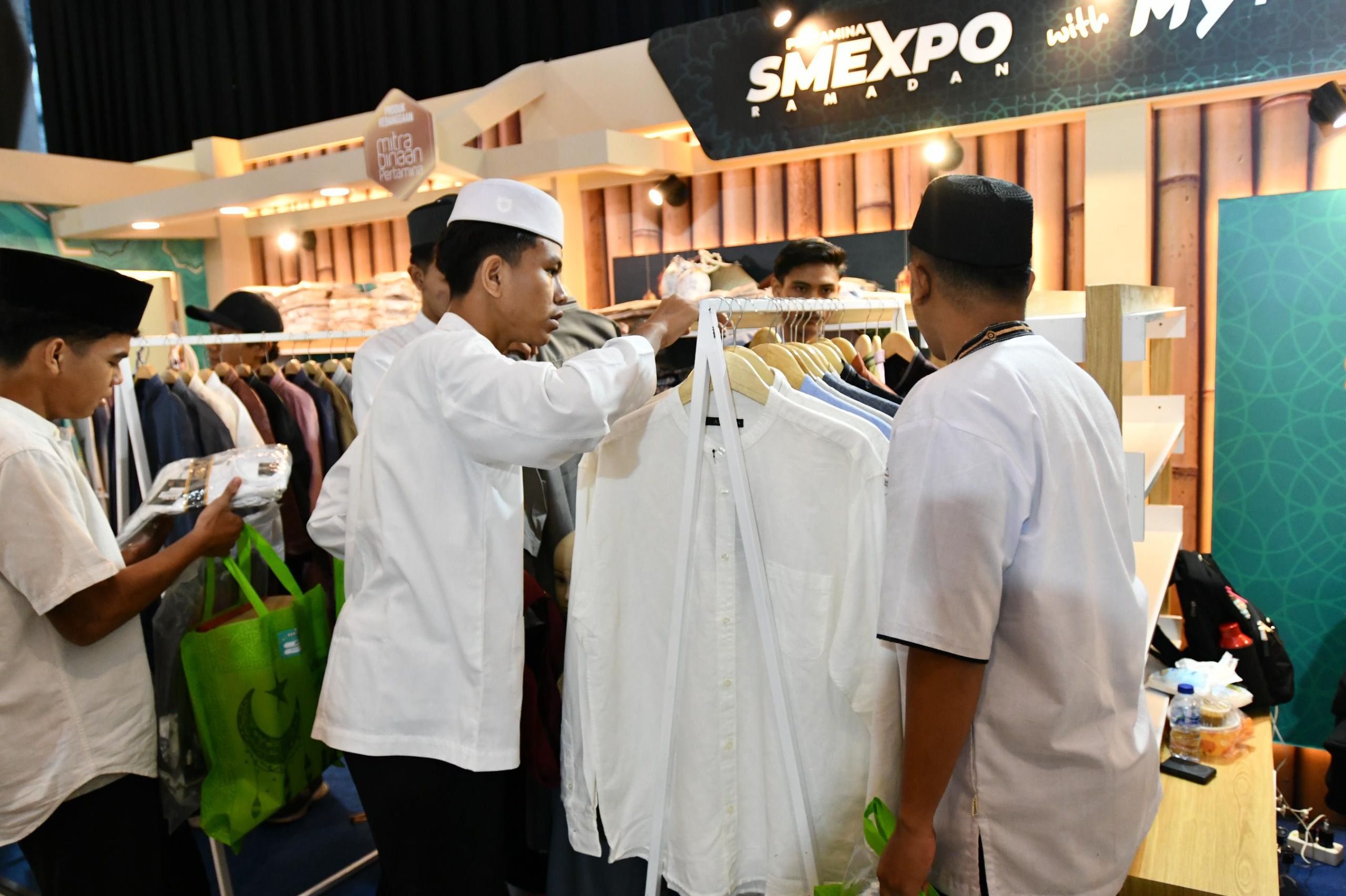 Anak-anak yatim dan dhuafa antusias mengikuti acara SEBARAN Pertamina 2025, program berbelanja kebutuhan Lebaran bersama Pertamina ini dilakukan serentak dilakukan di 25 kota di Indonesia dan melibatkan berbagai entitas Pertamina Group.