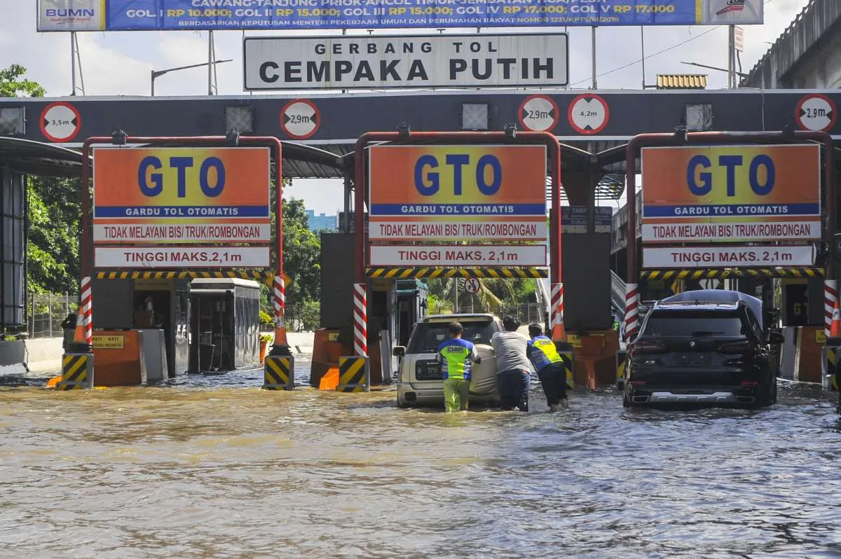 Hujan deras, sejumlah ruas jalan tol tergenang