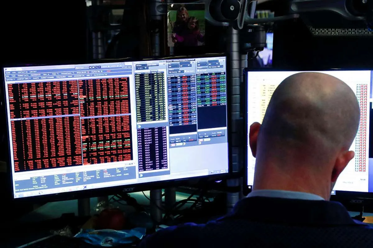 Wall Street tergelincir akibat lonjakan kasus corona, klaim pengangguran meningkat