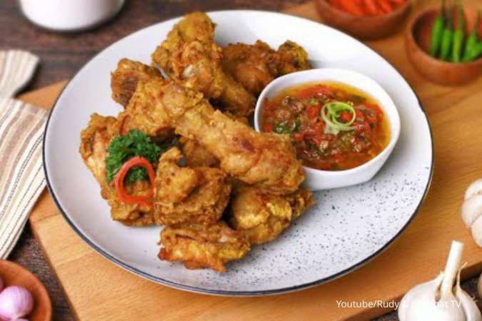 Renyahnya Tahan Lama, Ikuti Resep Ayam Goreng Sambal Bawang Ala Chef Rudy Choirudin