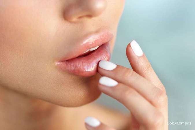 Melembabkan, 6 Cara Mengatasi Bibir Kering Ini Patut Anda Coba