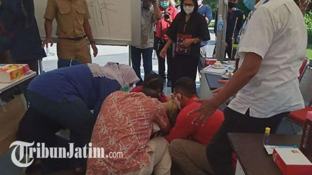 Ketika Tri Rismaharini sampai sujud di hadapan dokter terkait penanganan Covid-19