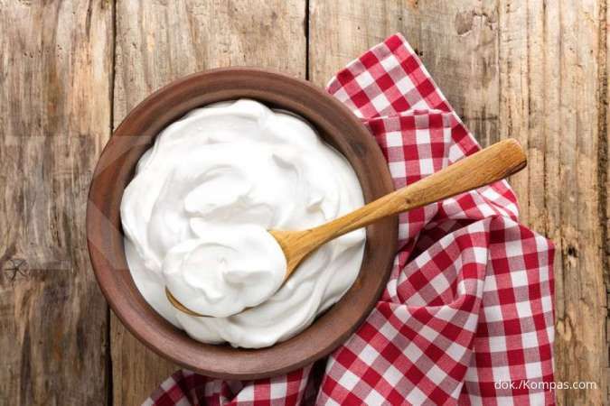 Cara mengatasi diare bisa dengan mengonsumsi probiotik, seperti dari yogurt.