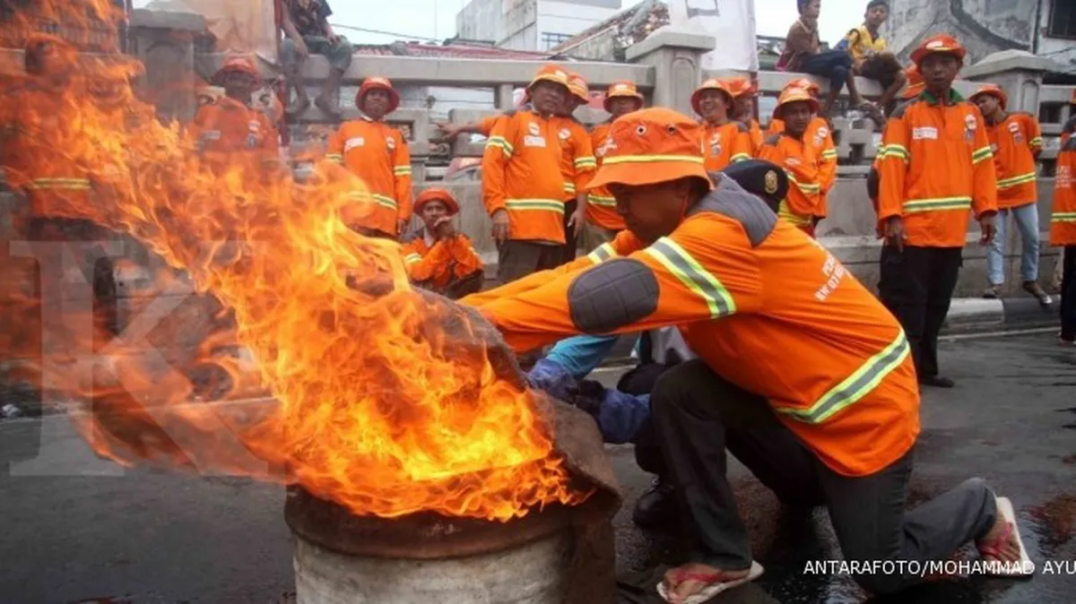 Kantor Bank Mega terbakar di Surabaya