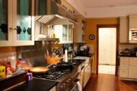 5 Tren Lemari Dapur Hemat Biaya yang Bikin Ruangan Terlihat Baru, Menurut Desainer