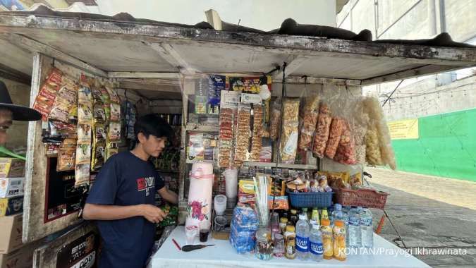 Pedagang Eceran Khawatir Rencana Kemasan Polos Rokok Berdampak pada Penjualan