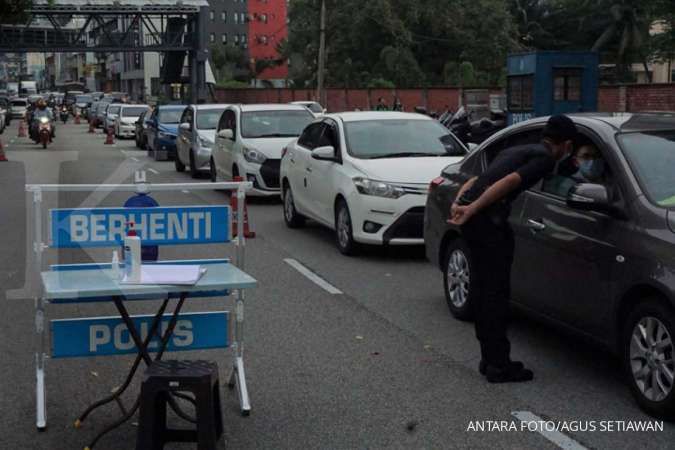 Army patrols Malaysian streets as coronavirus cases spike