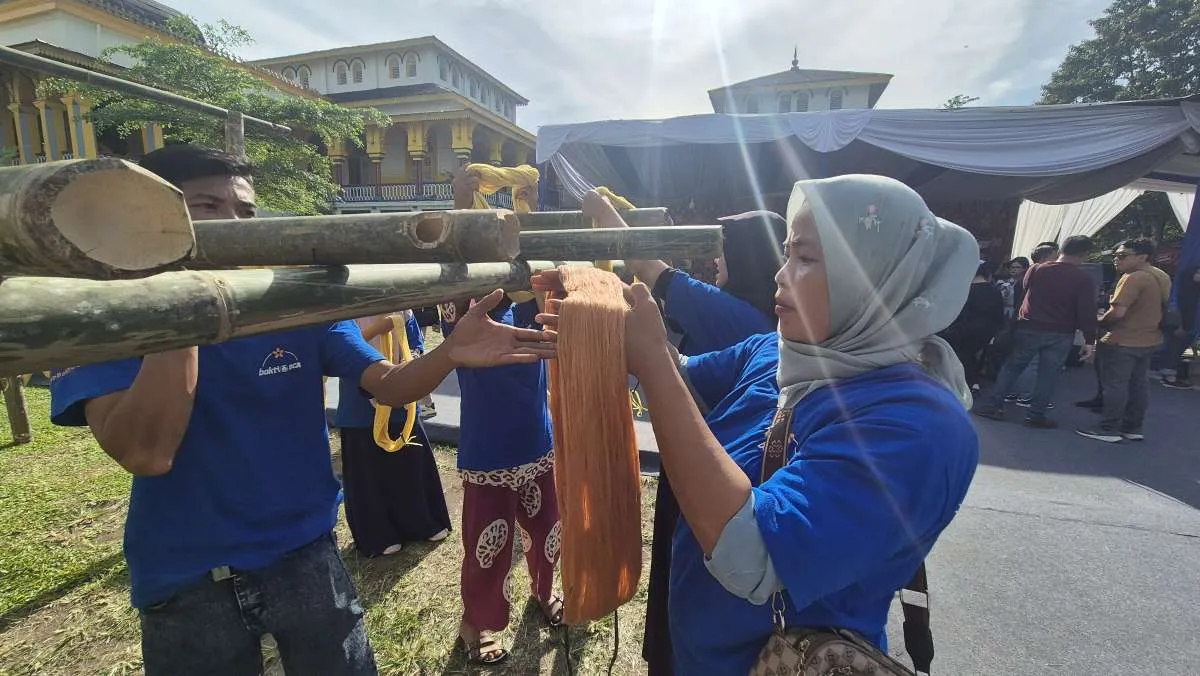 Gandeng 32 Penenun, BCA Gelar Pelatihan Wastra Alami