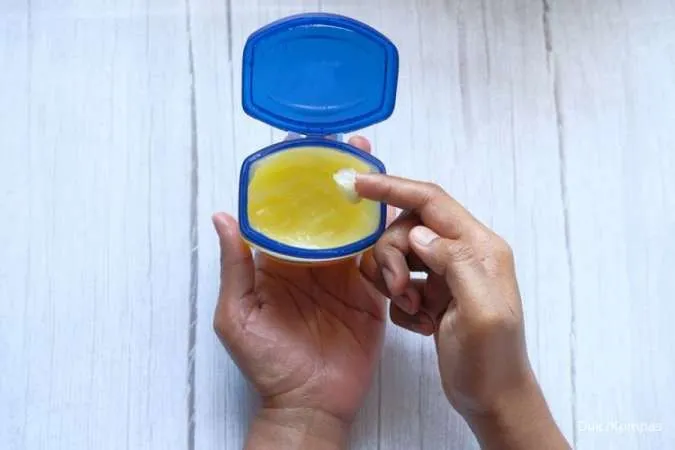 5 Trik Kecantikan Unik dengan Memakai Vaseline Petroleum Jelly, Cobain Yuk!