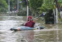 Banjir di jalan raya Bintara Bekasi menjadi tempat warga menjala ikan